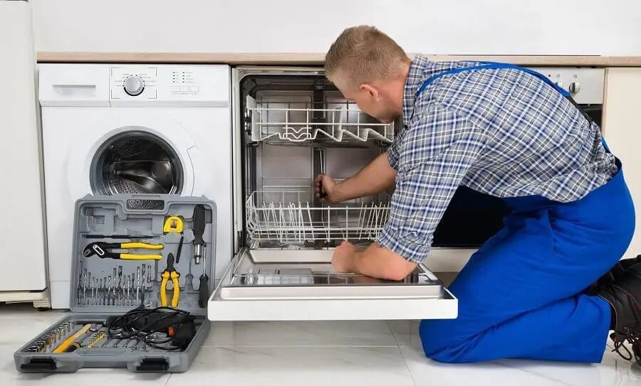 Çamlıdere Miele servisi teknisyen ekibi beyaz eşya tamiri yaparken
